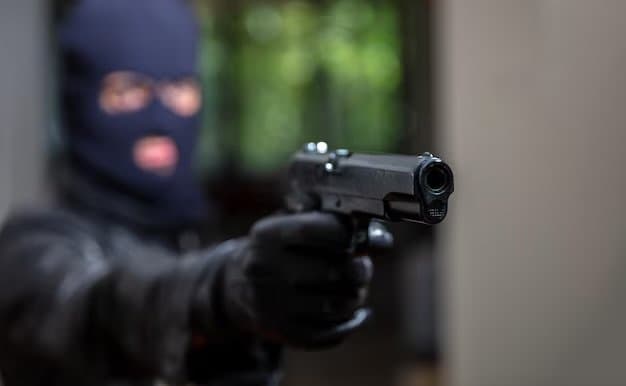 Assaltantes encapuzados invadem casa, rendem idosos e roubam carro