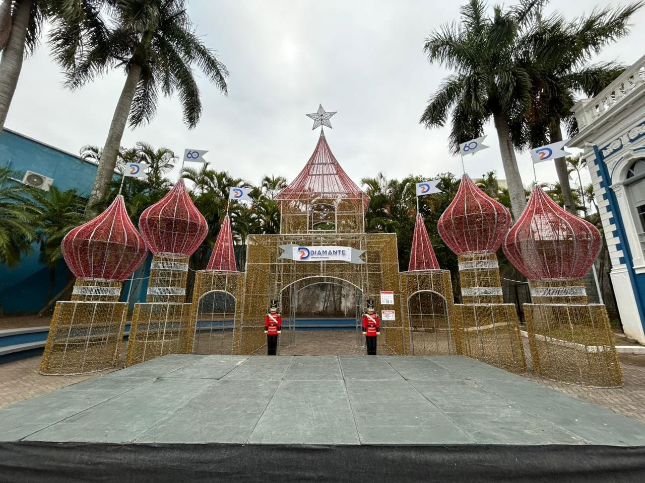 Acendimento do Castelo Diamante marca início do Natal em Tubarão neste domingo (30)