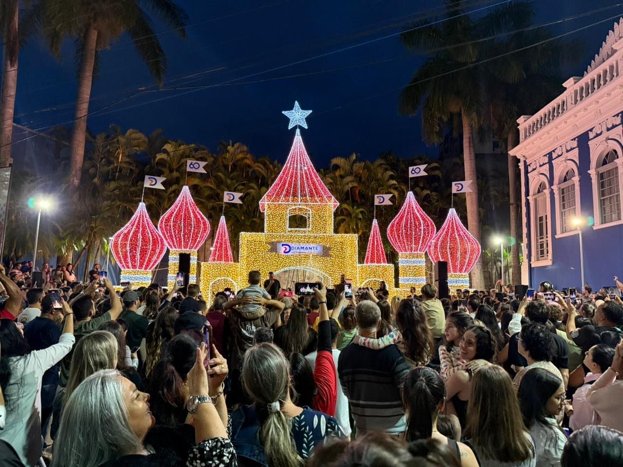 Acendimento do Castelo Diamante encanta público e marca início do Natal Tubarão Luz 2025