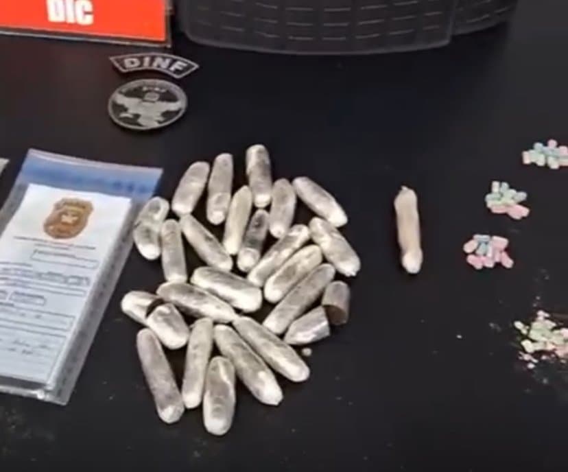 Professora que trabalhava no presídio é flagrada tentando entregar drogas e celular a detento