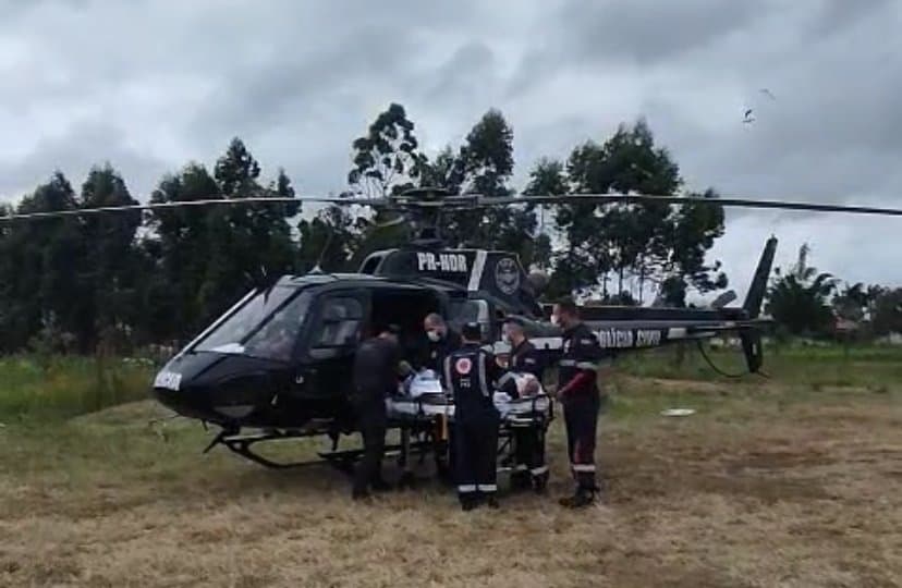 Homem fica gravemente ferido ao cair de três metros de altura durante limpeza de telhado