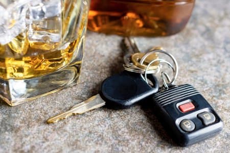 Bêbado, motorista bate em veículo estacionado e é preso