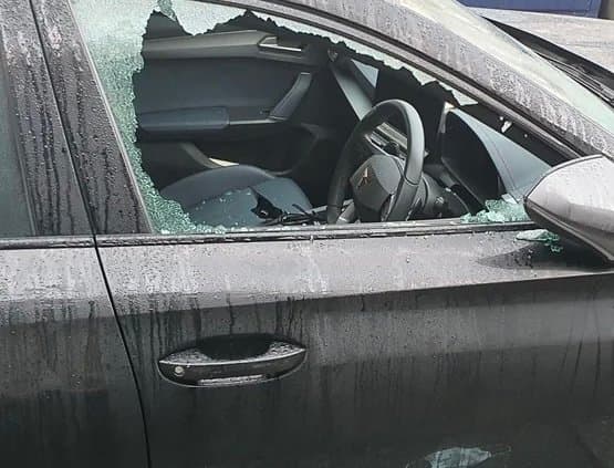 Carro estacionado perto da Pedra do Frade tem vidro quebrado e objetos furtados