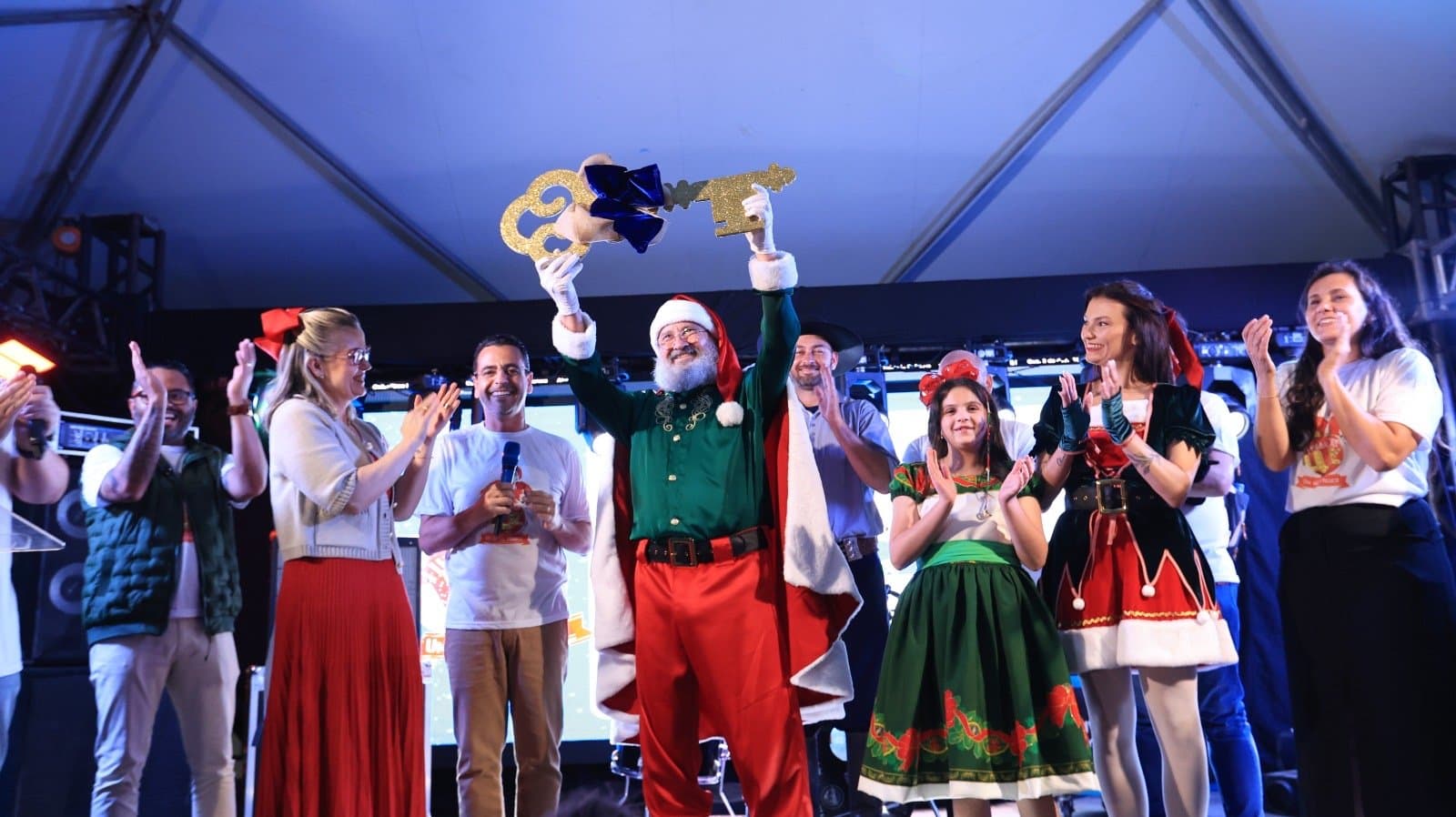 Chegada do Papai Noel encanta Tubarão e reúne milhares de pessoas