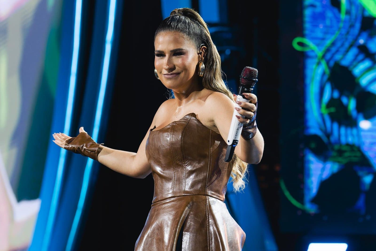 Estrela da música sertaneja, Simone Mendes faz show na região nesta sexta-feira (2)