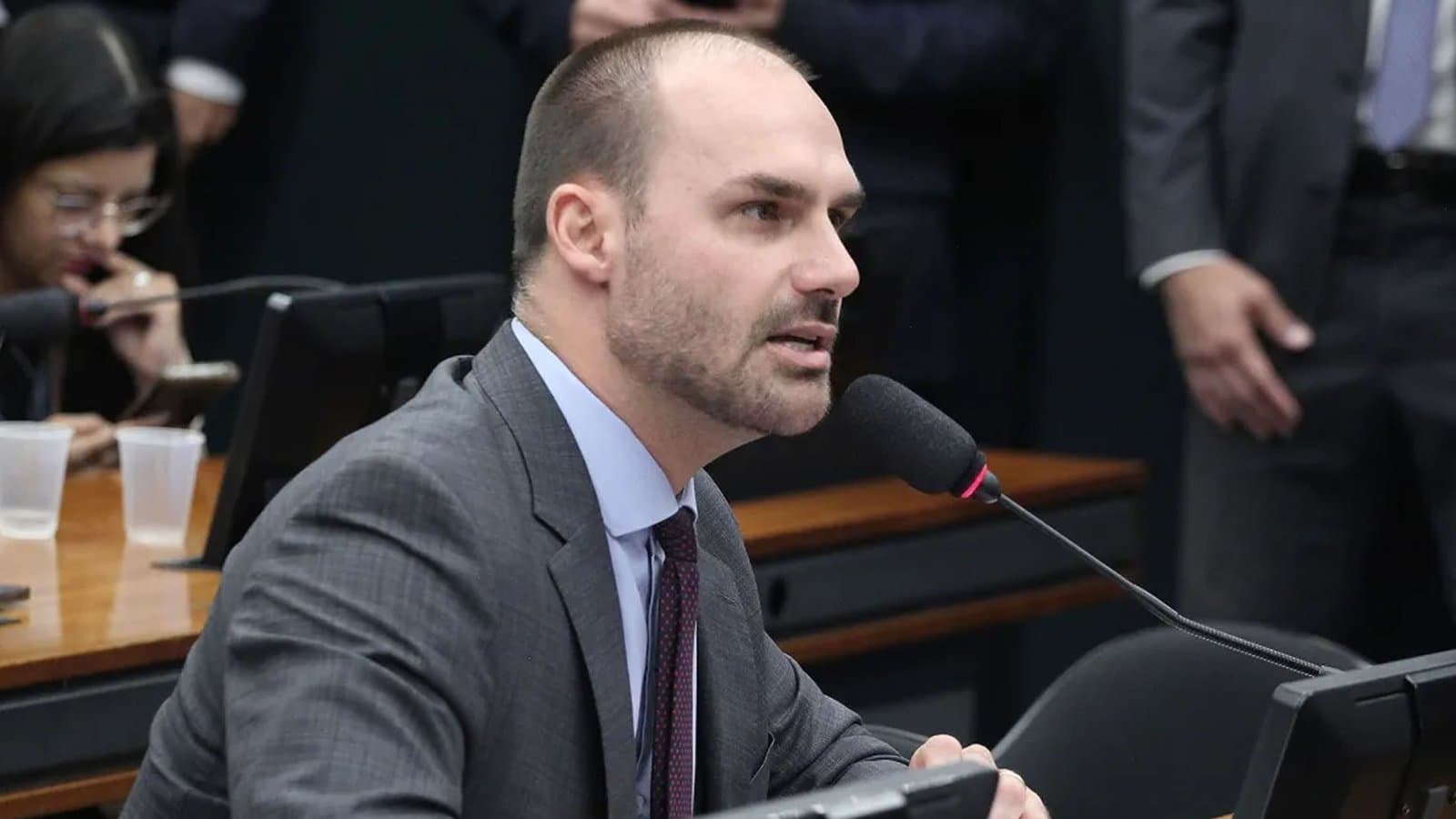 PF determina retorno imediato de Eduardo Bolsonaro ao cargo de escrivão