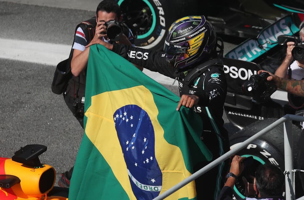 Lewis Hamilton vence GP de Fórmula 1 no Brasil após duelo épico com Verstappen