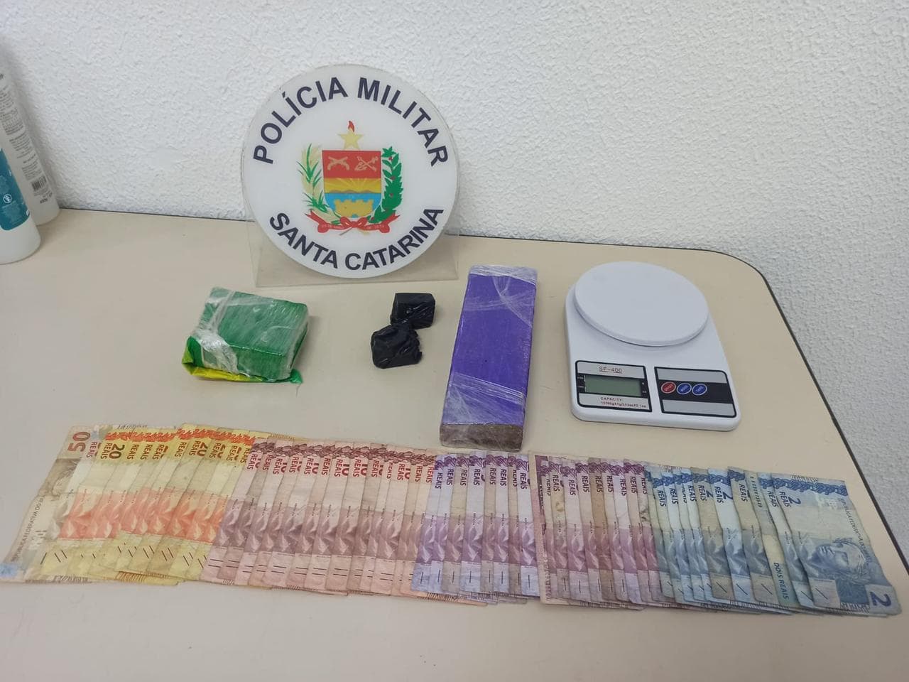 Maconha, balança de precisão e dinheiro são apreendidos em Tubarão