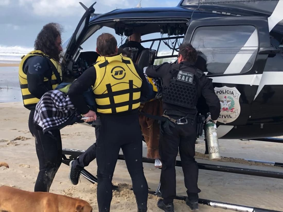 Surfista é encaminhado ao hospital após afogamento