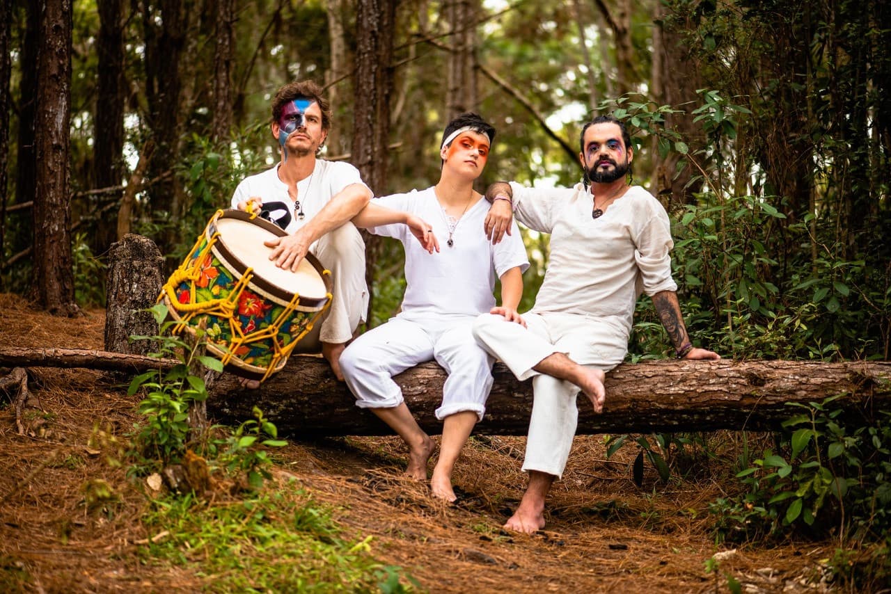 Trio musical Doces Profanos se apresenta em Tubarão