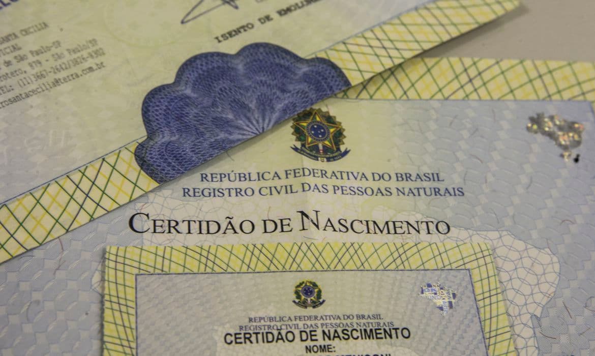 Quase 57 mil recém-nascidos foram registrados sem os nomes dos pais em 2022