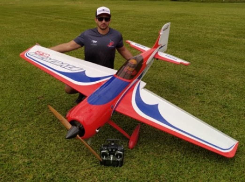 Tubaronense busca apoio para disputar campeonato de aeromodelismo na França