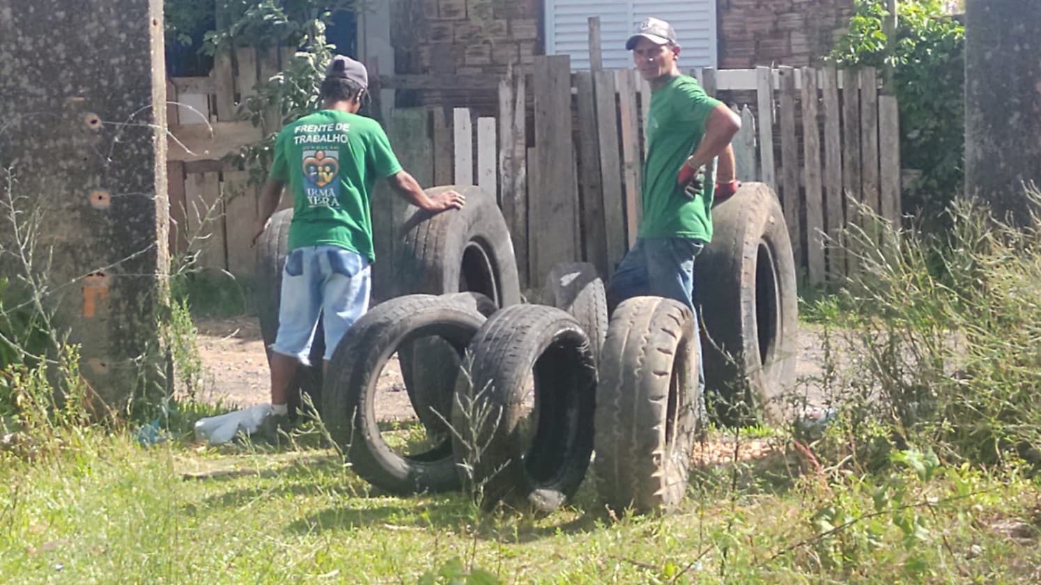 Pneus, garrafas e outros resíduos são retirados de terrenos baldios de Laguna