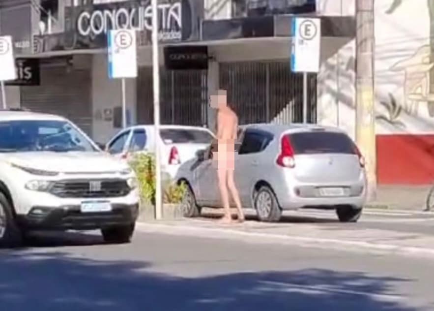 Homem totalmente nu é flagrado andando no Centro de Tubarão