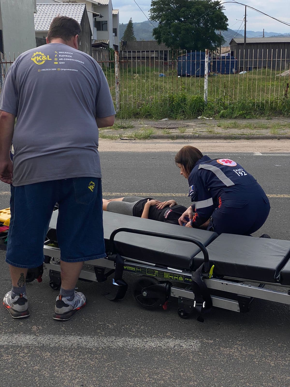 Motociclista fica ferida no pescoço ao engalhar em fio arrebentado no meio da rua