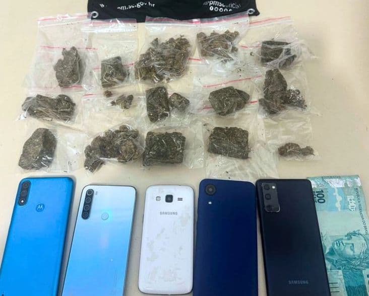 Três jovens são presos em casa invadida para traficar