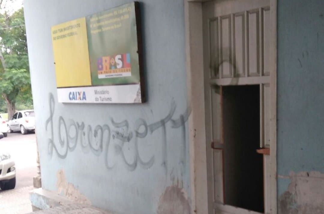 Banheiro público e arquivo municipal são alvos de vandalismo
