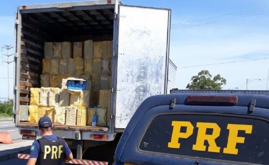 PRF apreende 375 mil maços de cigarros na BR-101