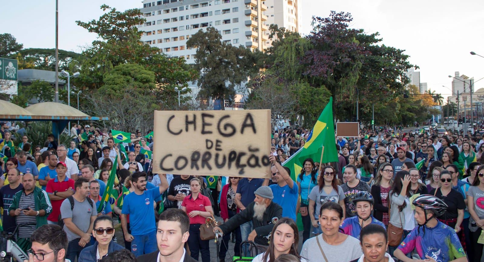Milhares participam de protestos no Centro e em Oficinas