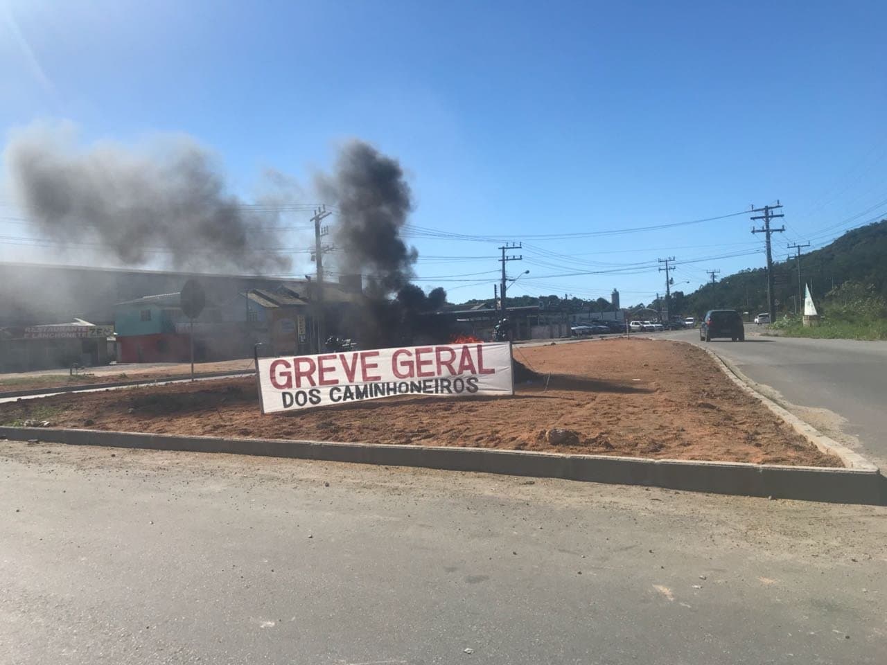 Caminhoneiros protestam na BR-101; pista da rodovia é bloqueada no São Cristóvão