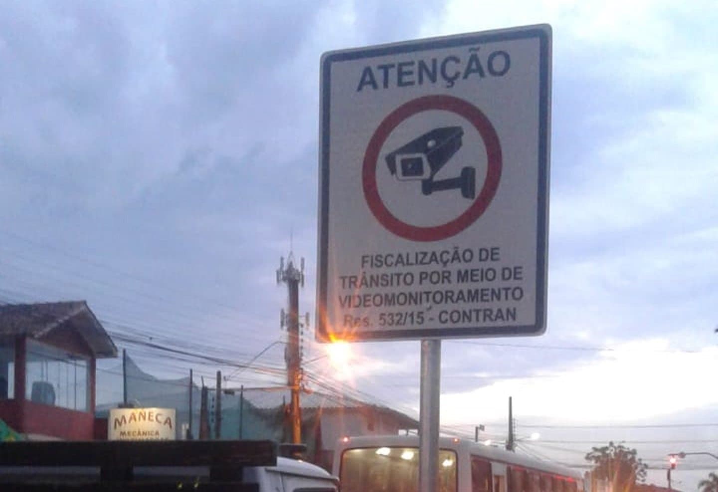 Áreas que serão monitoradas pela PM através de câmeras recebem sinalização