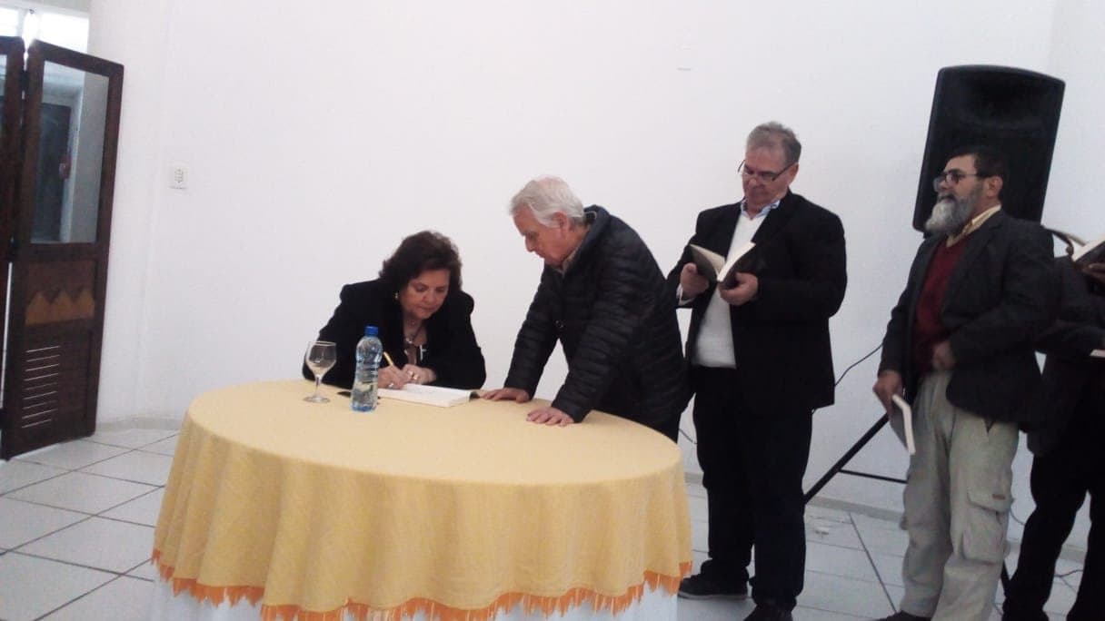 Escritora tubaronense lança livro sobre os Açores