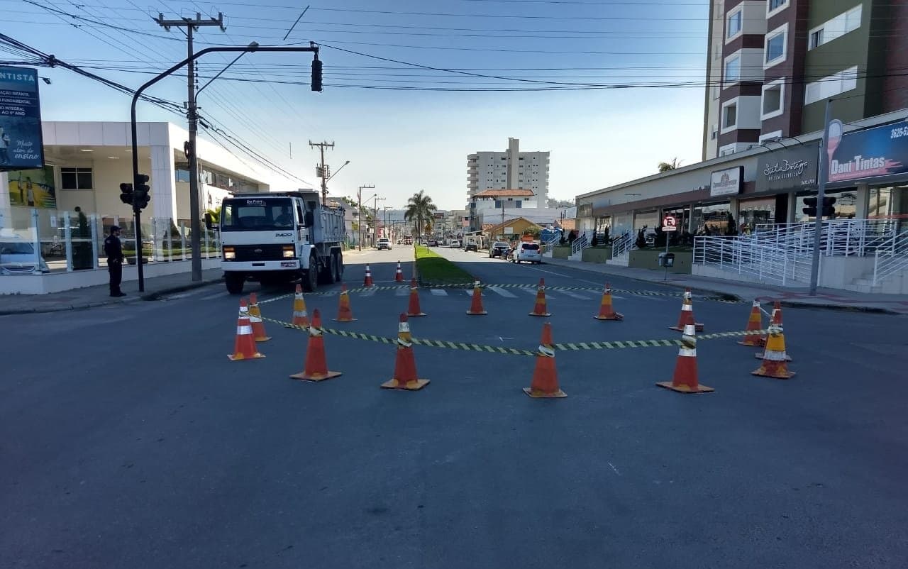 Rotatória irá substituir semáforo na Avenida Pedro Zapelini