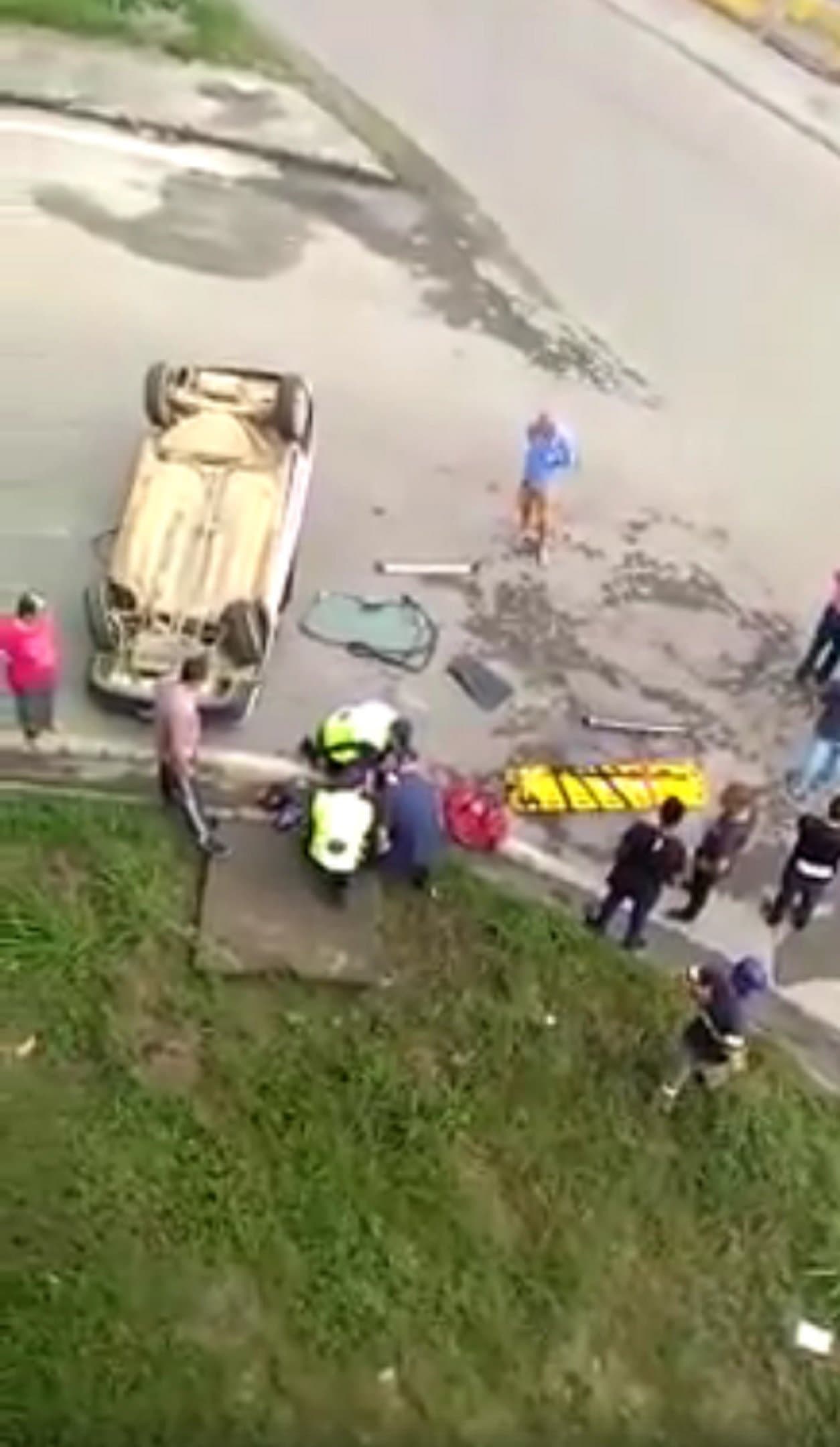 Mulher fica ferida após capotamento, no acesso norte