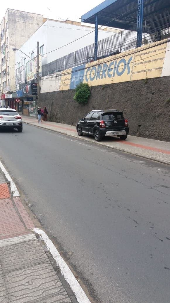 Carro estacionado sobre a calçada do muro dos Correios chama a atenção