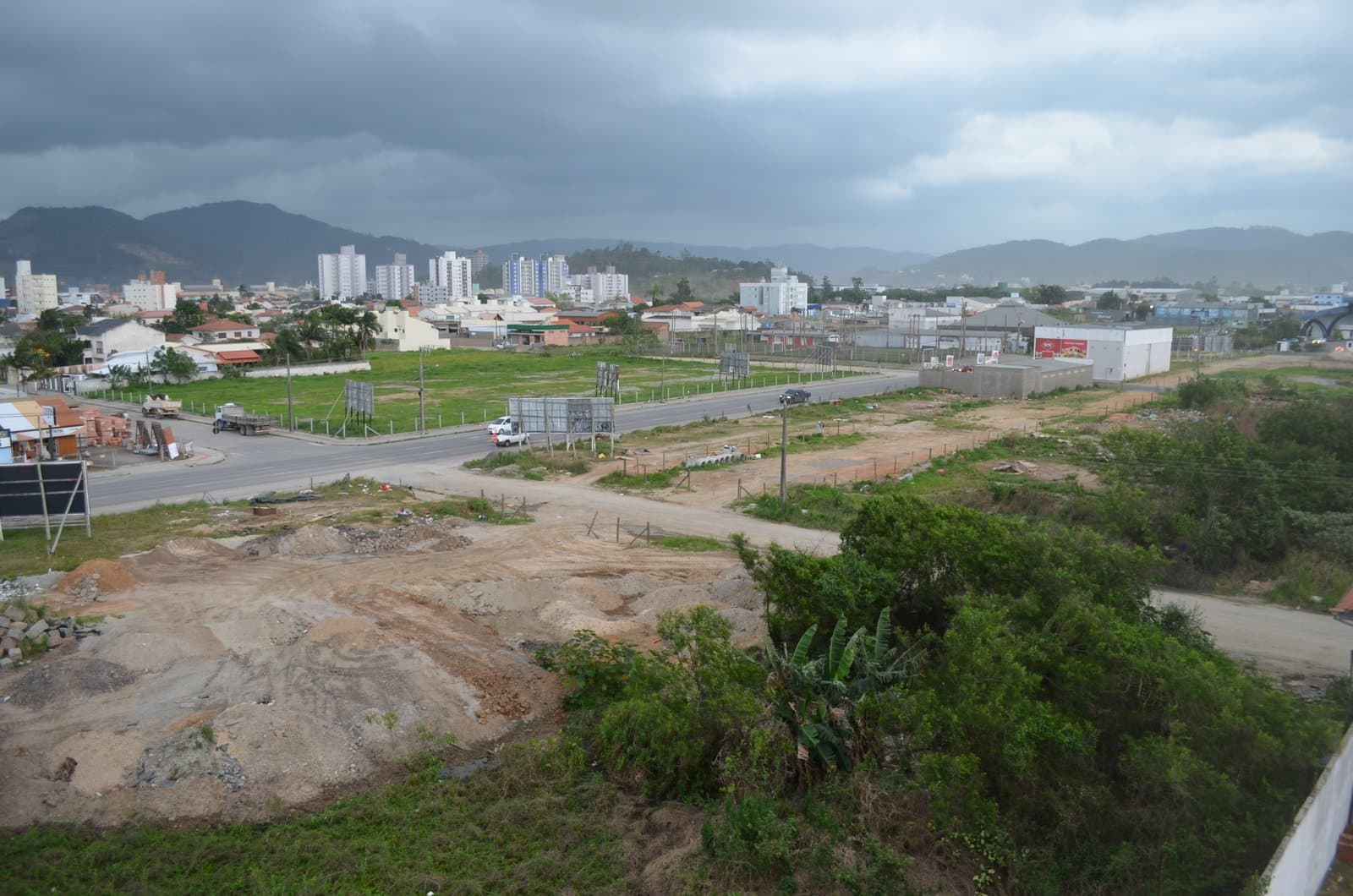 Ciganos desocupam terrenos na entrada da cidade
