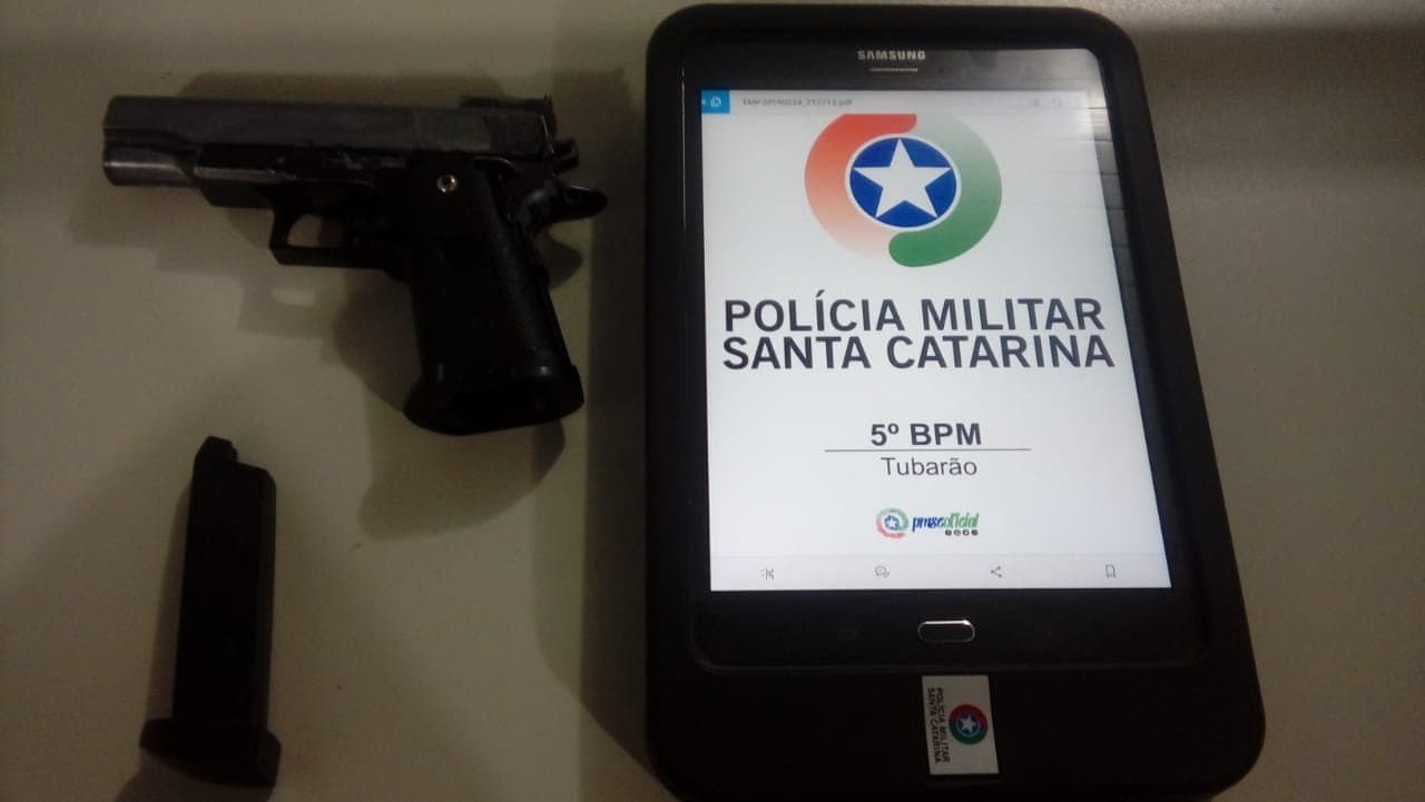 Ladrões usam réplica de pistola em assalto