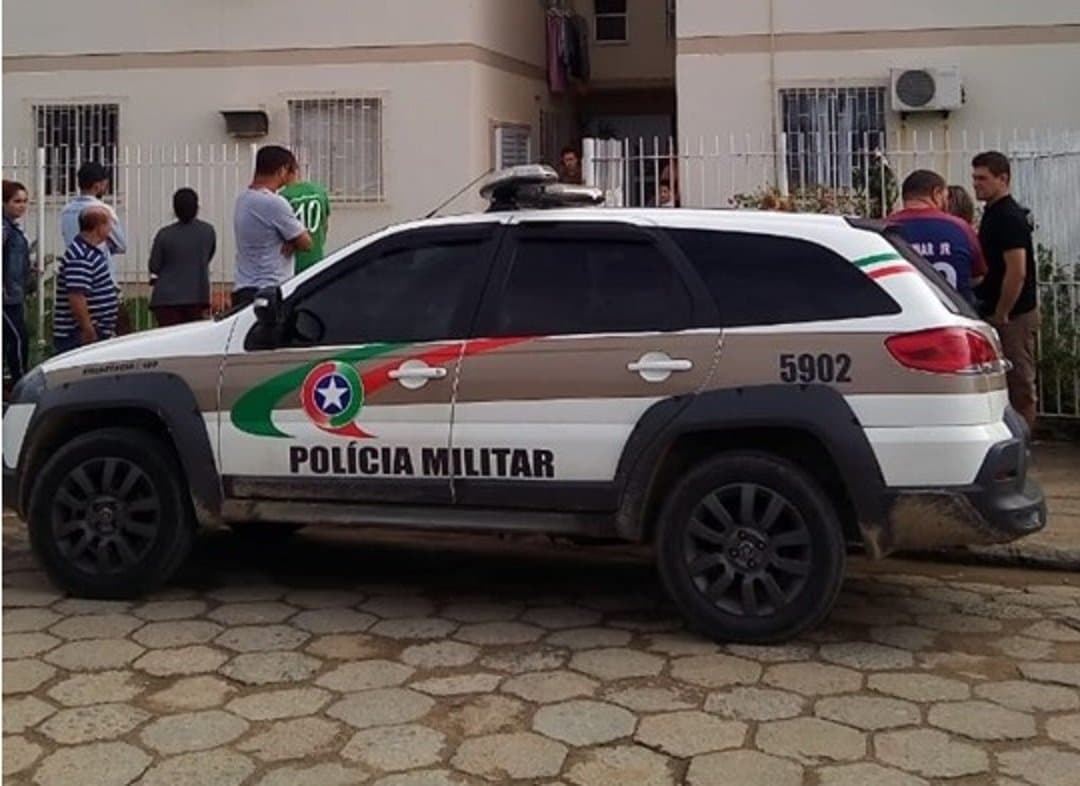 Mulher morre após ser baleada na cabeça, na frente do filho