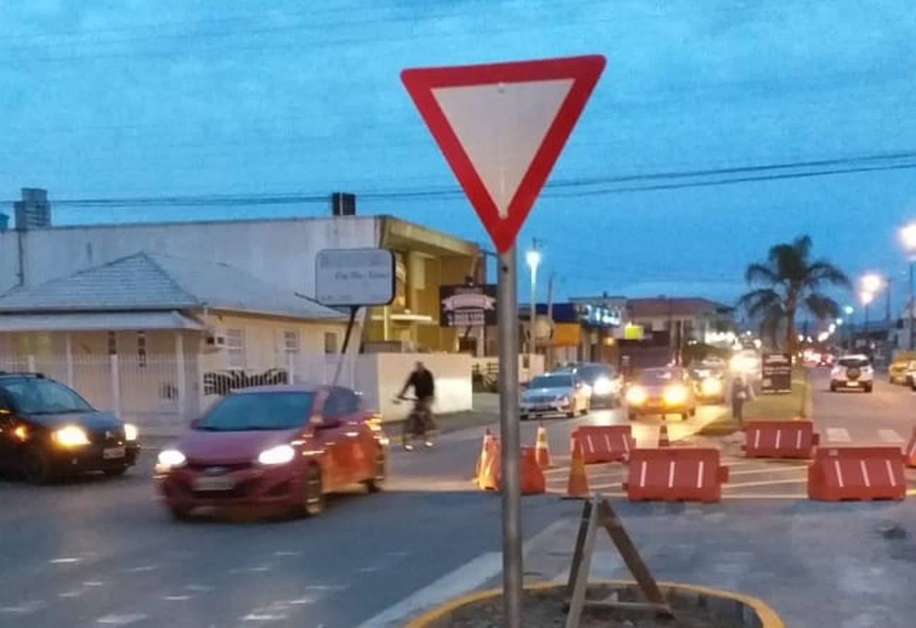 Nova rotatória da Pedro Zapelini é implantada