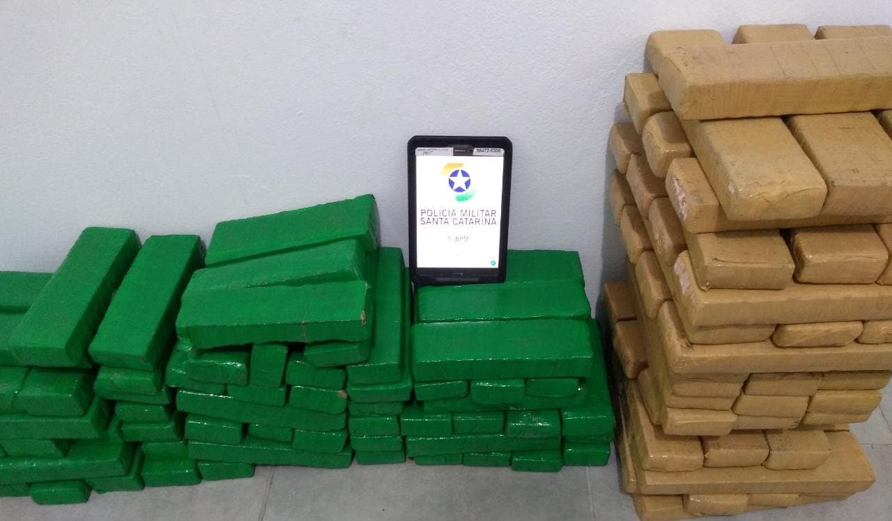 Quase 97 quilos de maconha são apreendidos com casal em uma Saveiro