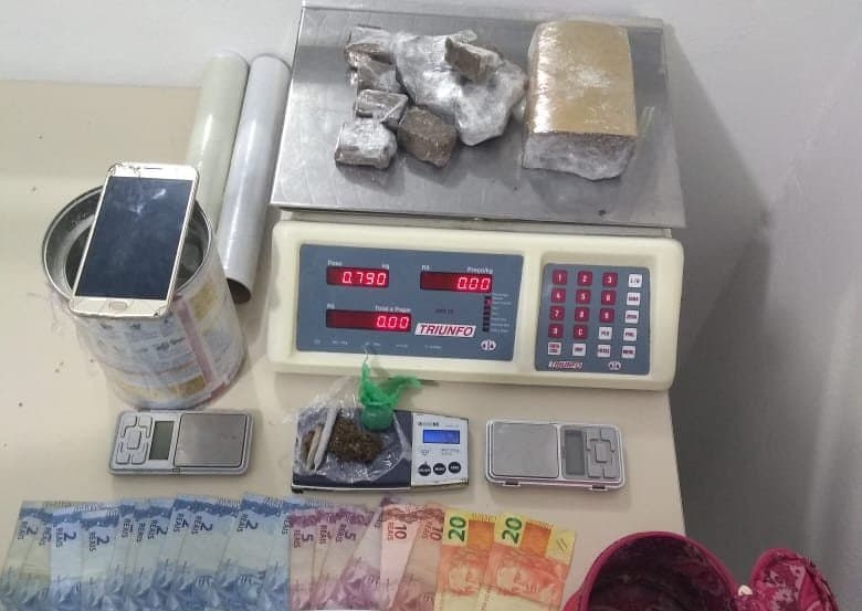 Mulher é presa após colocar maconha à venda em um grupo de rede social