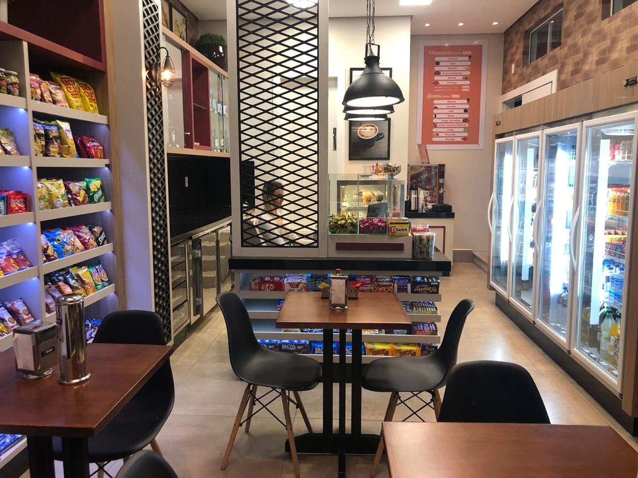 Empresário tubaronense inaugura conveniência em estacionamento