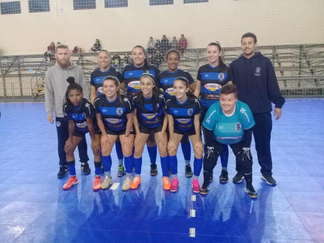 Invictas, meninas do futsal garantem vaga na semifinal da Adesc