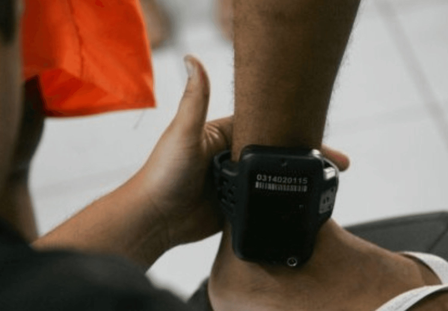 Homem com tornozeleira eletrônica invade apartamento e agride moradora