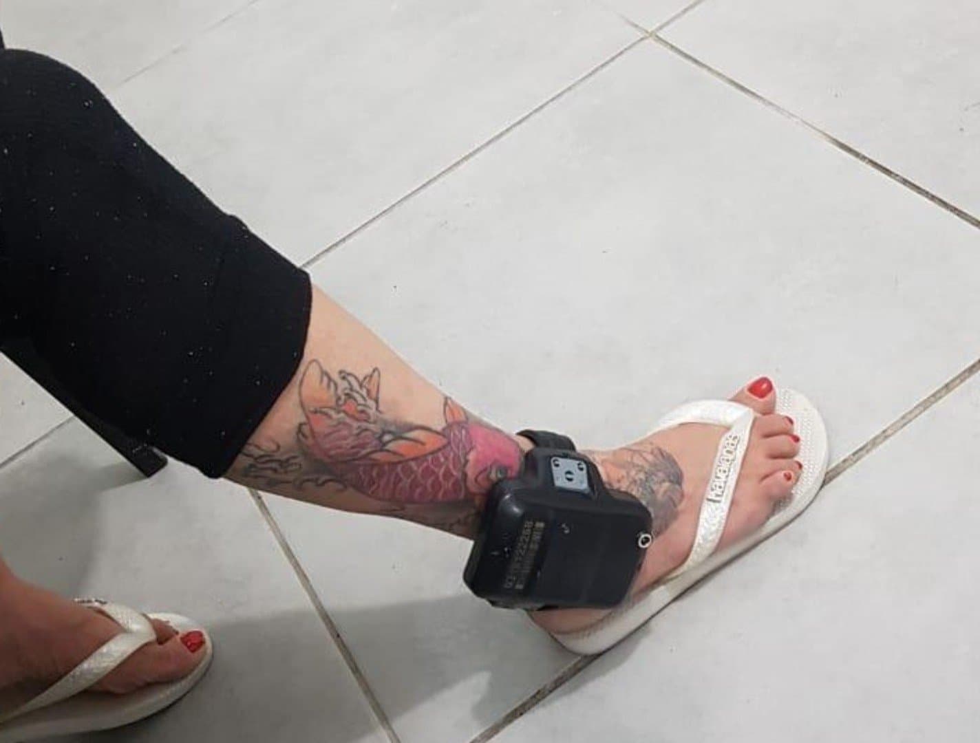 Mulher com tornozeleira eletrônica é presa por tráfico