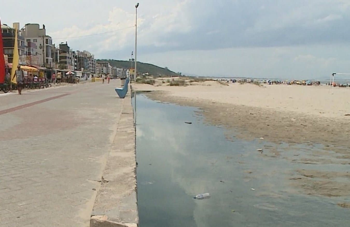 Praia do Mar Grosso está imprópria para banho, aponta instituto