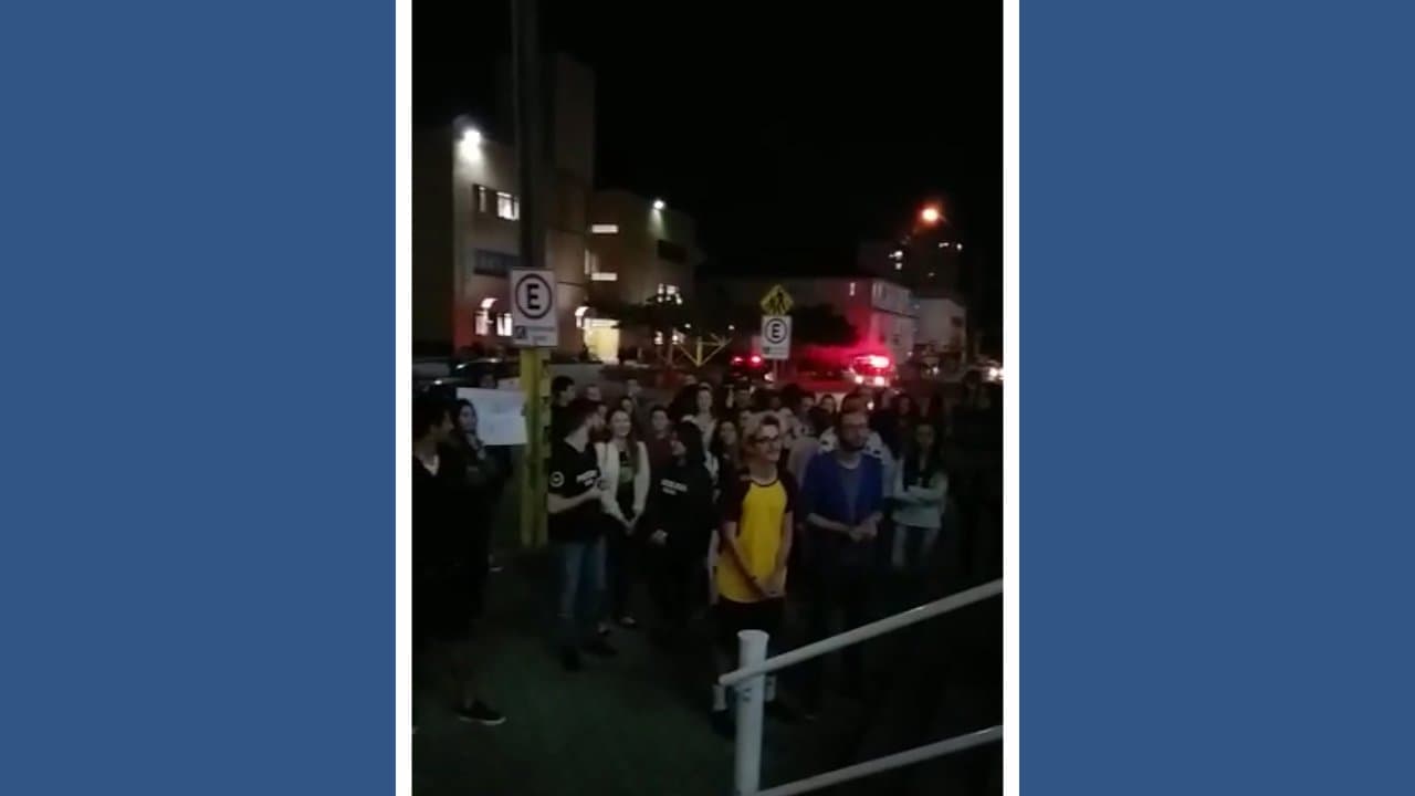 Acadêmicos protestam em frente à Unisul