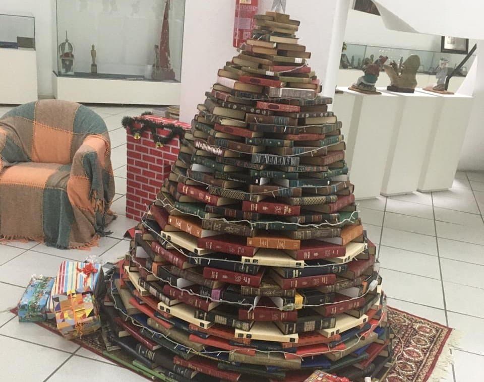 Árvores de Natal temáticas estão em exposição no CMC