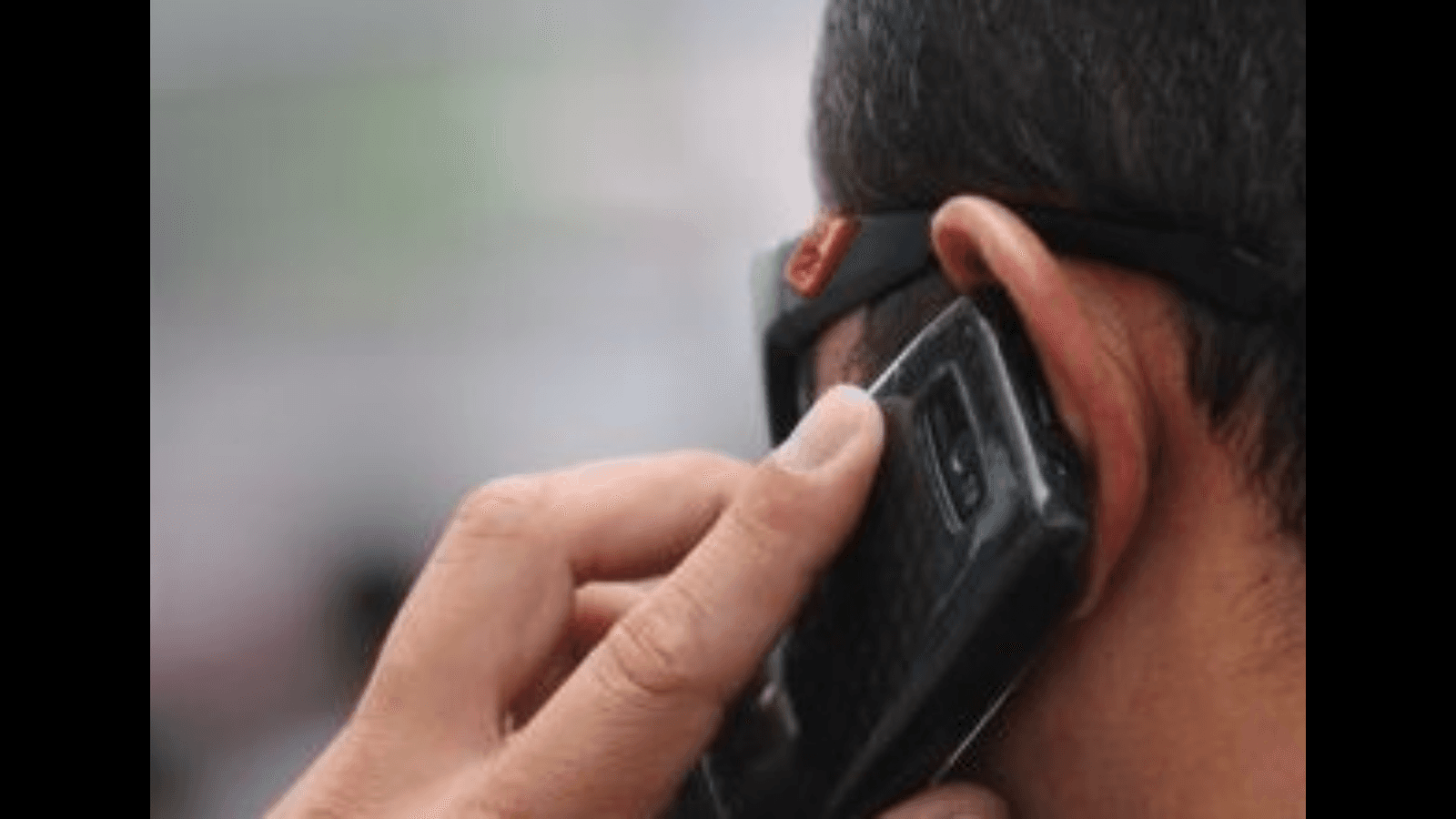 Homem leva soco de ladrão durante roubo de celular