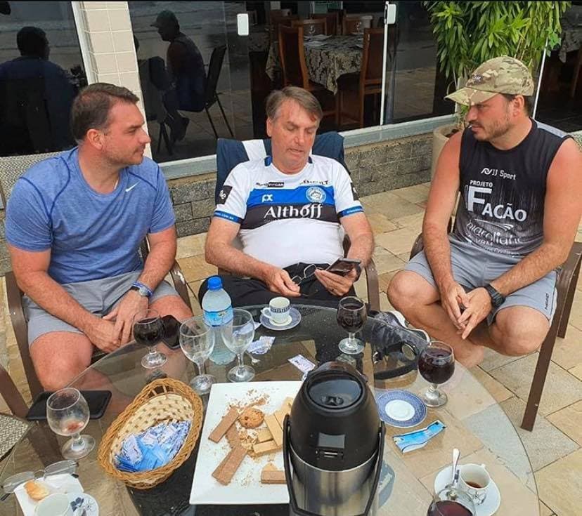 Mais uma vez, presidente Bolsonaro aparece vestindo a camisa do Tubarão