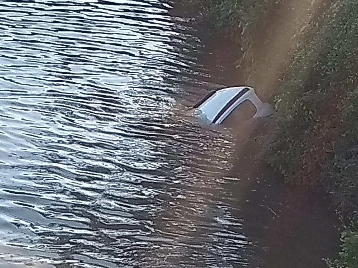 Carro com duas idosas cai no Rio Tubarão