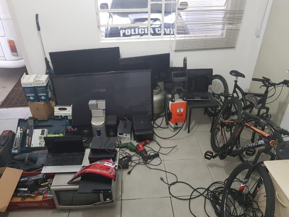 Idoso é detido por receptação e polícia recupera objetos, dinheiro e cheques furtados