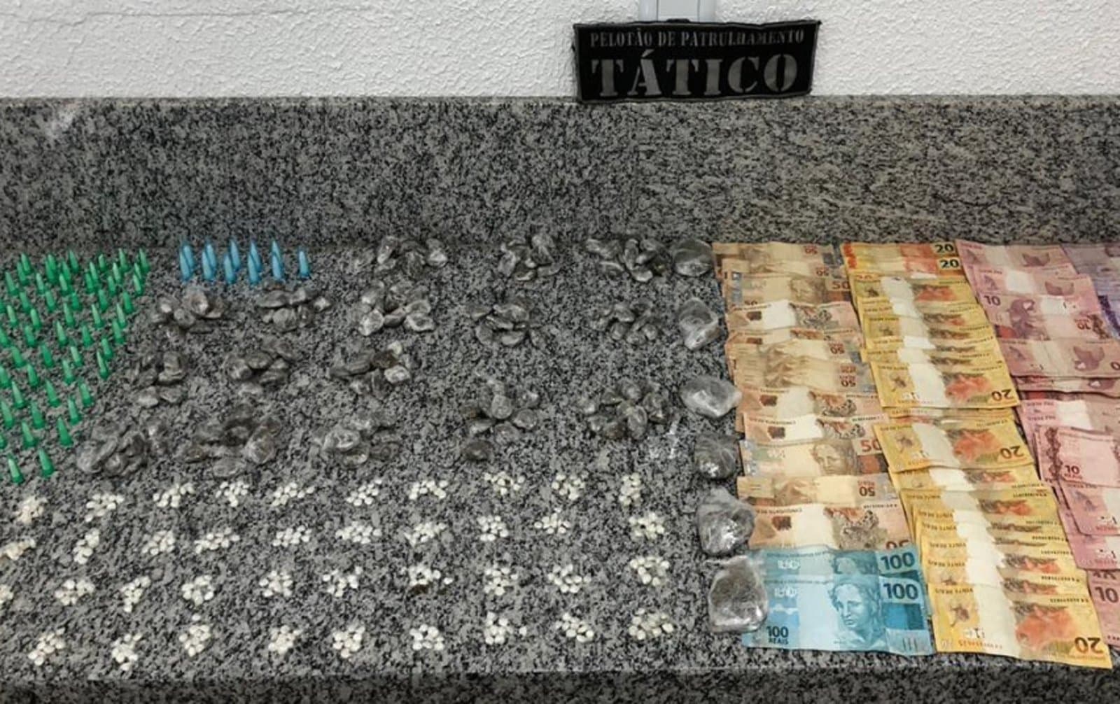 Polícia apreende drogas e dinheiro no Morro do Caeté