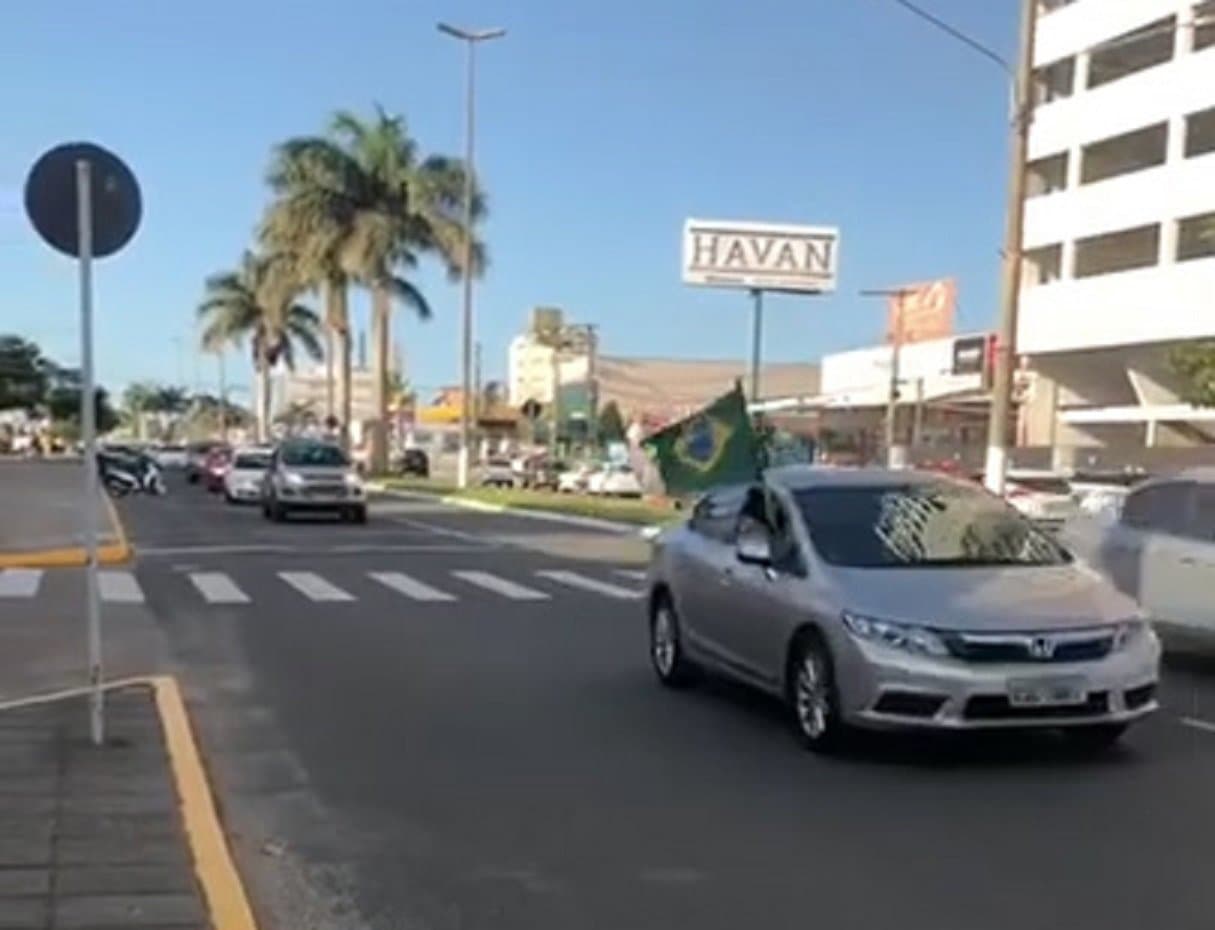 Manifestantes fazem carreata pró-Bolsonaro