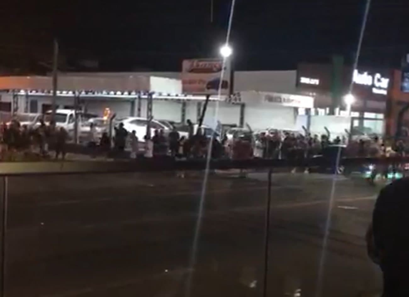 PM dispersa grande aglomeração de pessoas em conveniência na Patrício Lima