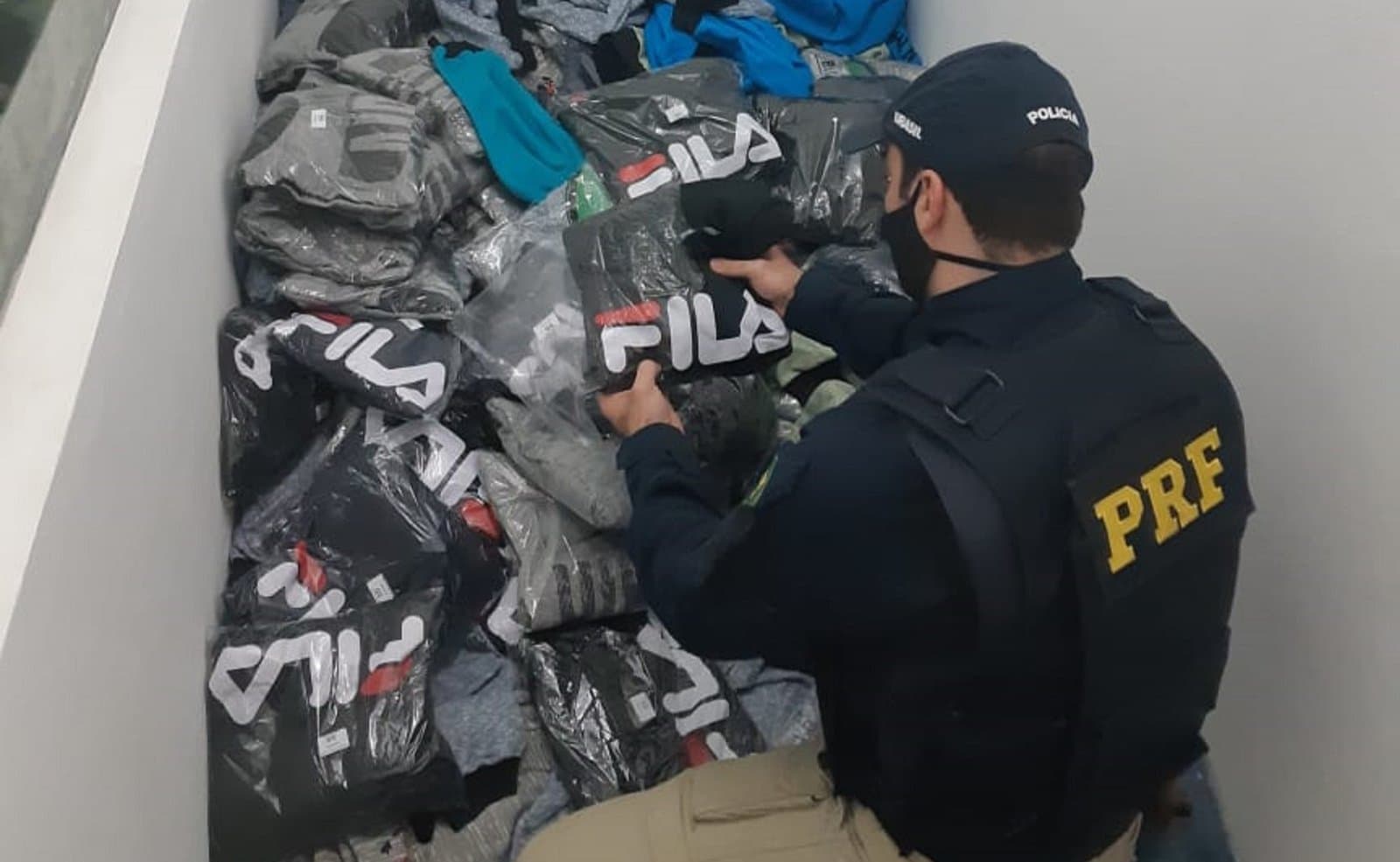 Mais de 500 peças de roupas falsificadas são apreendidas pela PRF